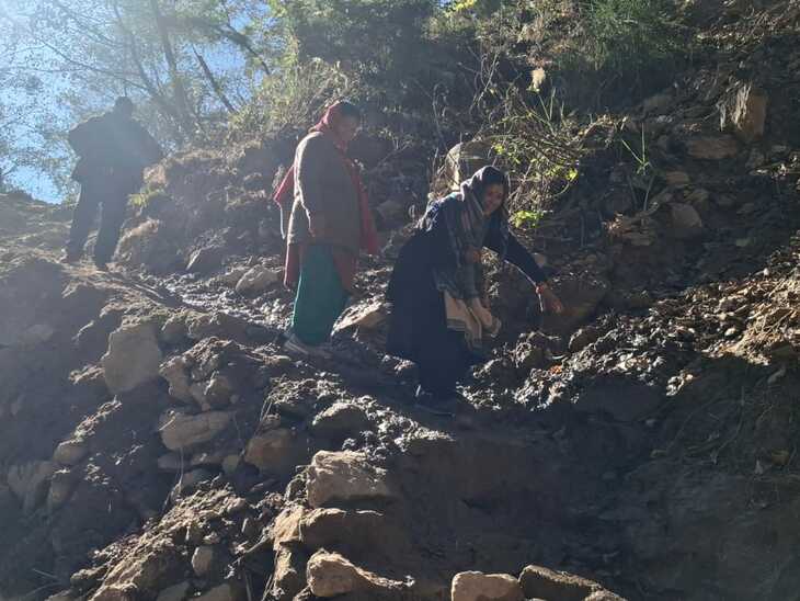 दुर्दशा: छोटी सी चूक पड़ सकती है जिंदगी पर भारी, जान जोखिम में डालकर चल रहे हैं ग्रामीण