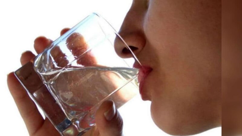 हैल्थ टिप्स: हिचकी से परेशान हैं? इन 5 असरदार घरेलू नुस्खों को आजमाएं