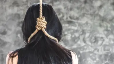 विवाद: संदिग्ध परिस्थितियों में फंदे से लटका मिला युवती का शव, पुलिस ने शुरू की जांच