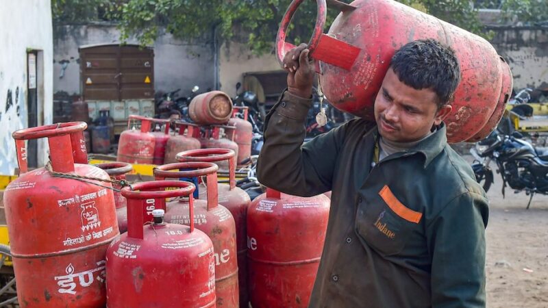 मध्य पूर्व युद्ध का असर : देश में एलपीजी की किल्लत, सिलेंडर बुकिंग ठप; लोग इलेक्ट्रिक किचन उपकरणों की ओर मुड़े