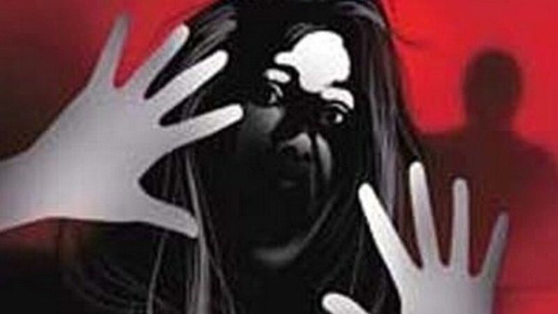 शर्मनाक: बच्चा चोरी के शक में महिला को बंधक बनाकर पीटा, पुलिस जांच में निकली अर्द्ध विक्षिप्त