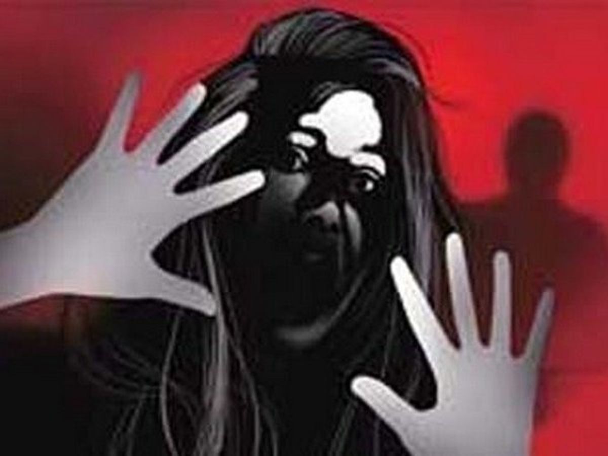 शर्मनाक: बच्चा चोरी के शक में महिला को बंधक बनाकर पीटा, पुलिस जांच में निकली अर्द्ध विक्षिप्त