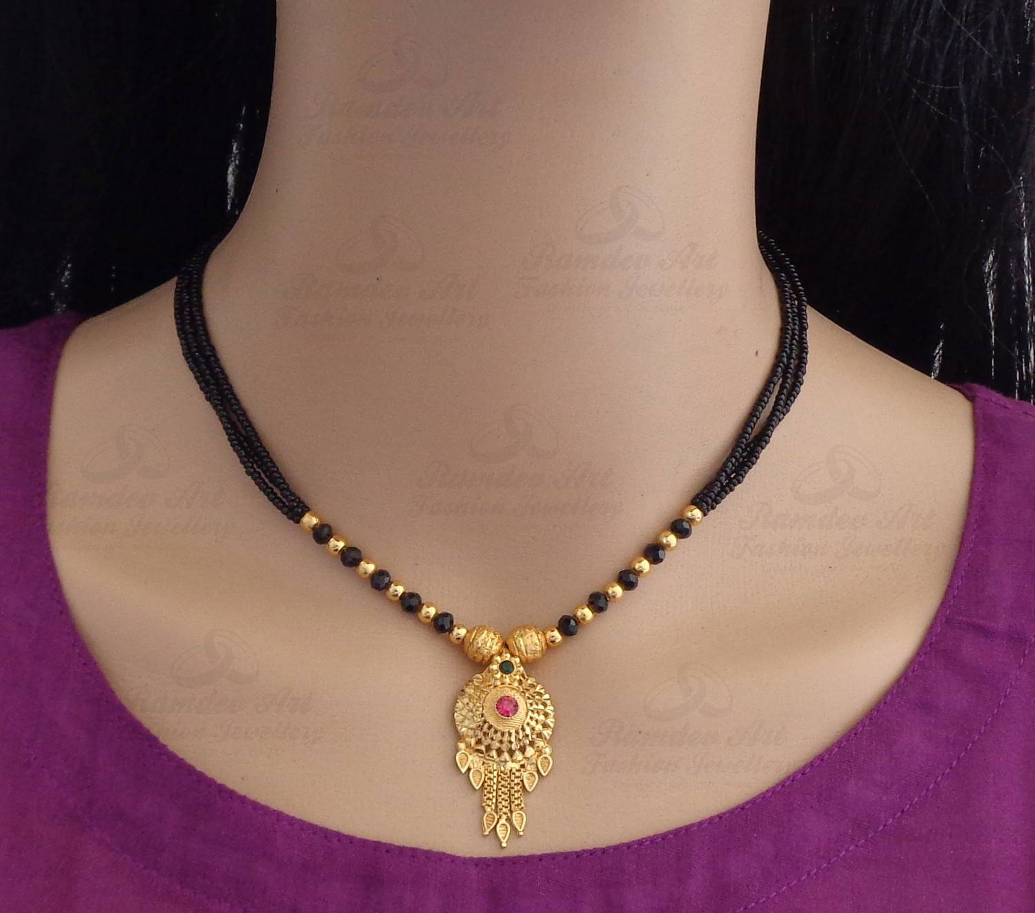 ईमानदारी: क्वीरा परिवार ने होली समारोह में गिरा लाखों का मंगलसूत्र लौटाया, हर जगह हो रही तारीफ