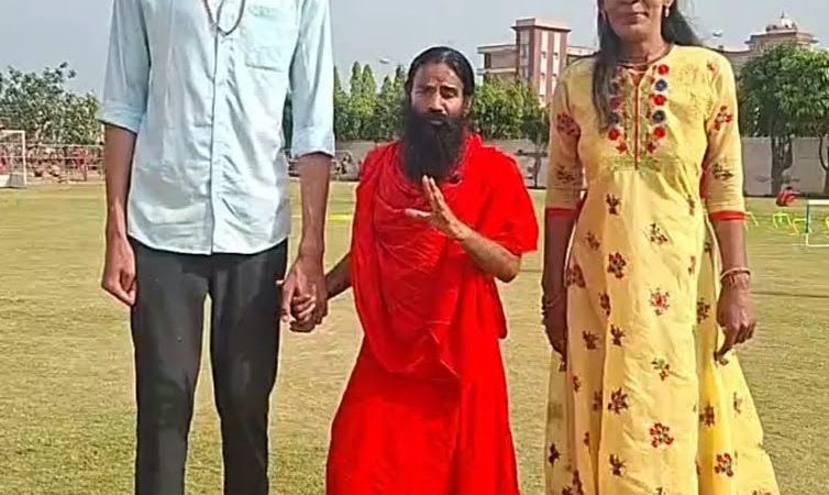 असामान्य: स्वामी रामदेव से मिला दुनिया का सबसे लंबा किशोर, योग और आसन की लेगा प्रशिक्षण  