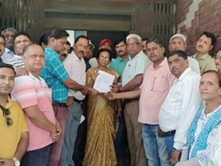 आक्रोश: छात्रा को ब्लैकमेल करने के मामले की जांच को पहुंचे खंड शिक्षा अधिकारी से दुर्व्यवहार 