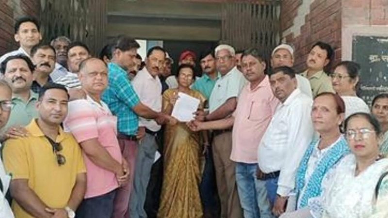 आक्रोश: छात्रा को ब्लैकमेल करने के मामले की जांच को पहुंचे खंड शिक्षा अधिकारी से दुर्व्यवहार 