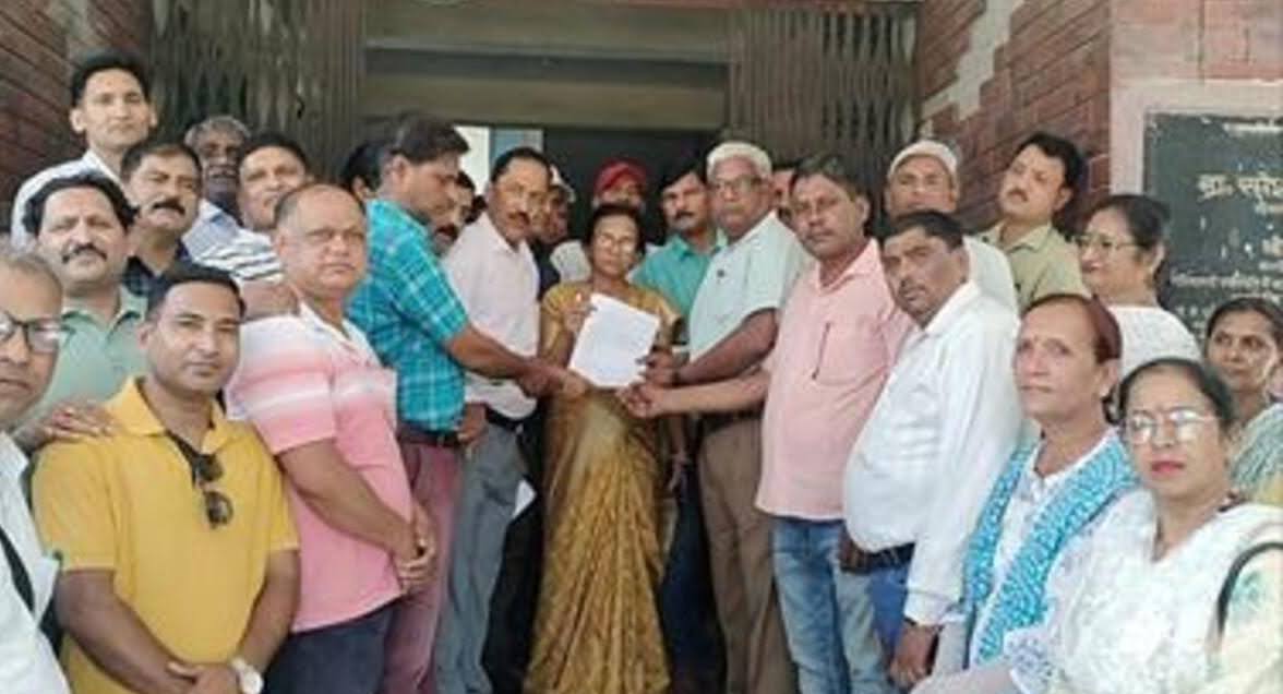 आक्रोश: छात्रा को ब्लैकमेल करने के मामले की जांच को पहुंचे खंड शिक्षा अधिकारी से दुर्व्यवहार 