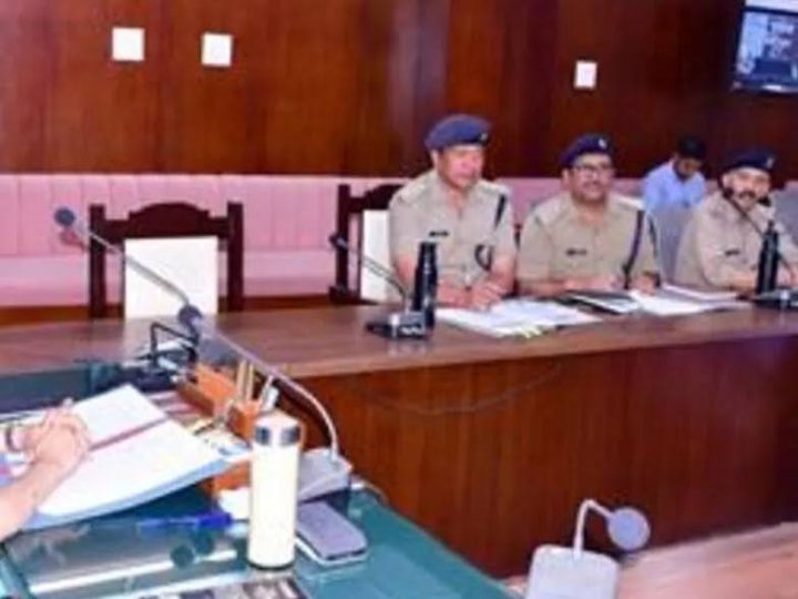 समीक्षा: बाहरी राज्यों से आए लोगों के शस्त्र लाइसेंसों का हो सत्यापन, डीएम ने अफसरों को दिए निर्देश 
