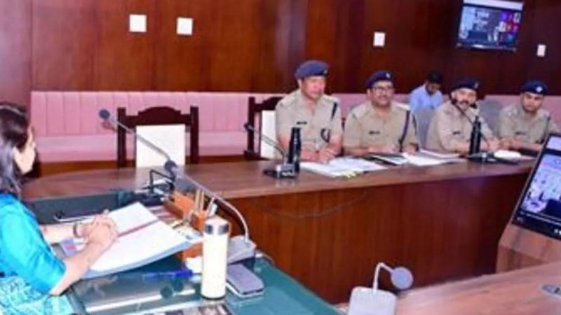 समीक्षा: बाहरी राज्यों से आए लोगों के शस्त्र लाइसेंसों का हो सत्यापन, डीएम ने अफसरों को दिए निर्देश 