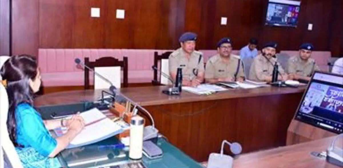 समीक्षा: बाहरी राज्यों से आए लोगों के शस्त्र लाइसेंसों का हो सत्यापन, डीएम ने अफसरों को दिए निर्देश 