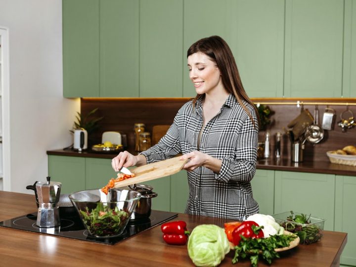 हुनर: खाना बनाना सीखना चाहते हैं? इन 5 तरीकों से बढ़ाएं अपनी रसोई की काबिलियत