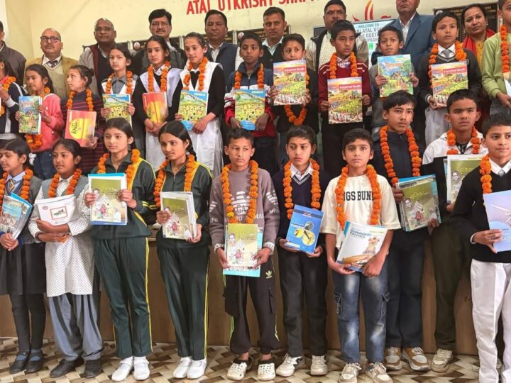 उत्साह: प्रवेशोत्सव के तहत 67815 नये छात्रों ने लिया दाखिला, फूल-मालाओं से स्वागत के साथ मुफ़्त मिली किताबें