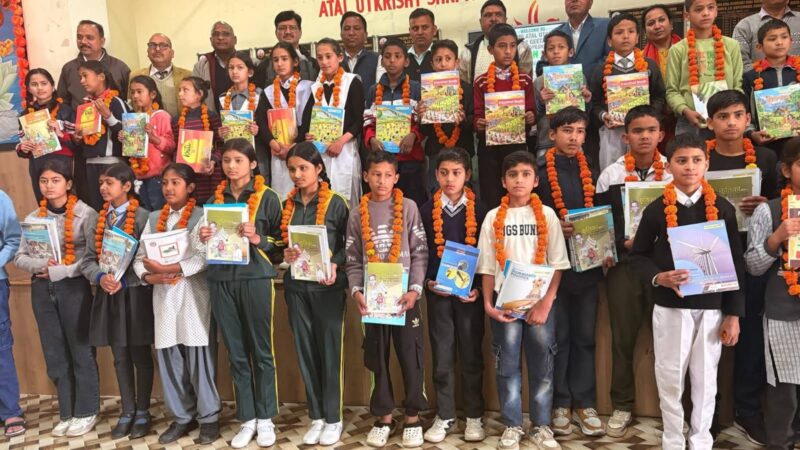 उत्साह: प्रवेशोत्सव के तहत 67815 नये छात्रों ने लिया दाखिला, फूल-मालाओं से स्वागत के साथ मुफ़्त मिली किताबें