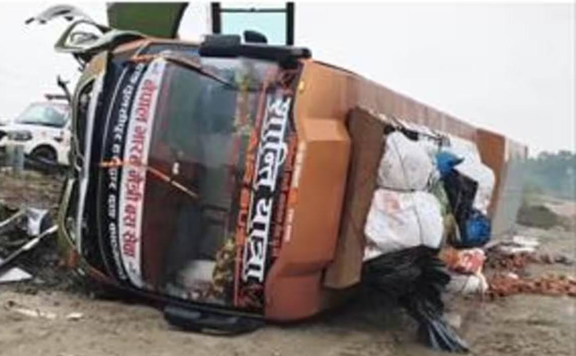 हादसा: चालक को झपकी आ जाने से सड़क पर पलट गई भारत-नेपाल मैत्री बस,  छह यात्री घायल  