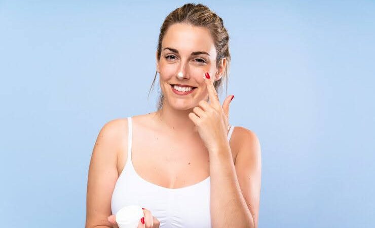 देखभाल: मॉइस्चराइजर लगाने के बाद भी त्वचा पर रहता है रूखापन? जानिए इसके 5 कारण