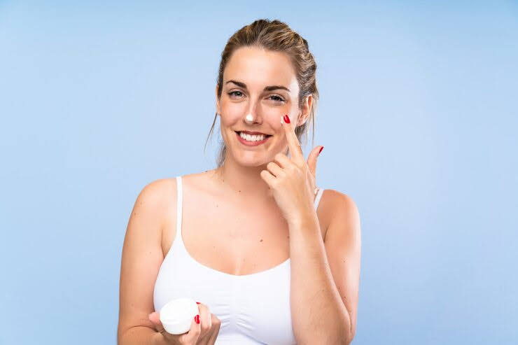 देखभाल: मॉइस्चराइजर लगाने के बाद भी त्वचा पर रहता है रूखापन? जानिए इसके 5 कारण