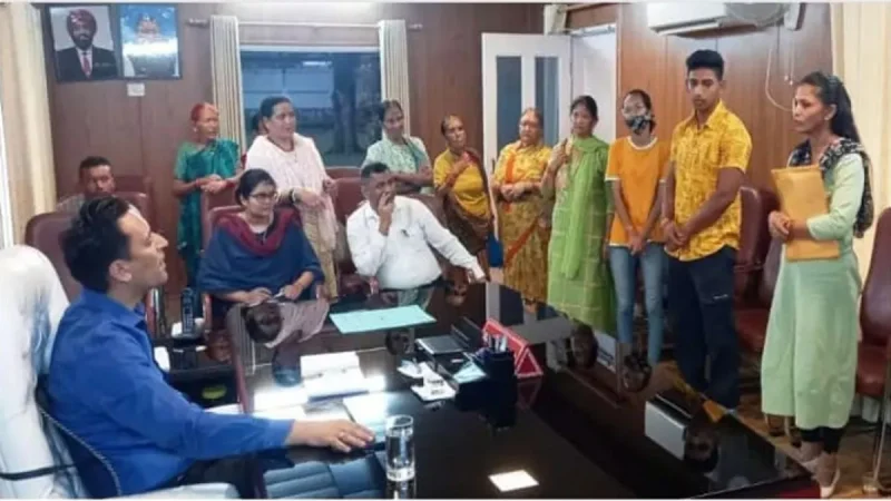 जन सुनवाई: आम लोगों से रूबरू हुए कमिश्नर दीपक रावत, शिकायतों का मौके पर ही किया समाधान 