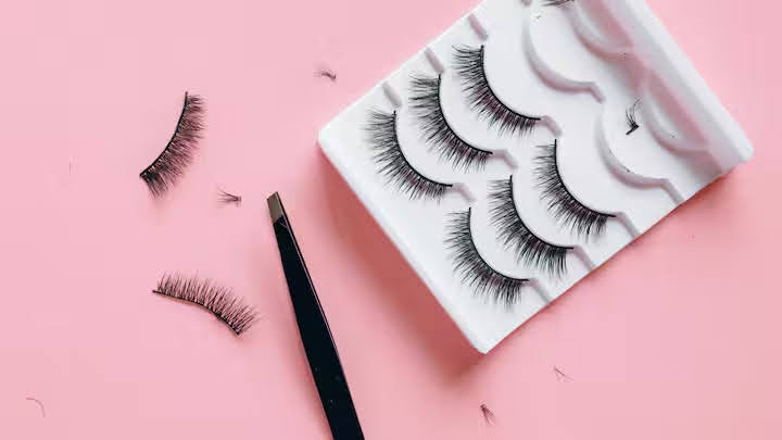 सावधानी: बार-बार गिर जाती हैं आपकी नकली आईलैशेस? जानिए ऐसा होने के कुछ संभावित कारण