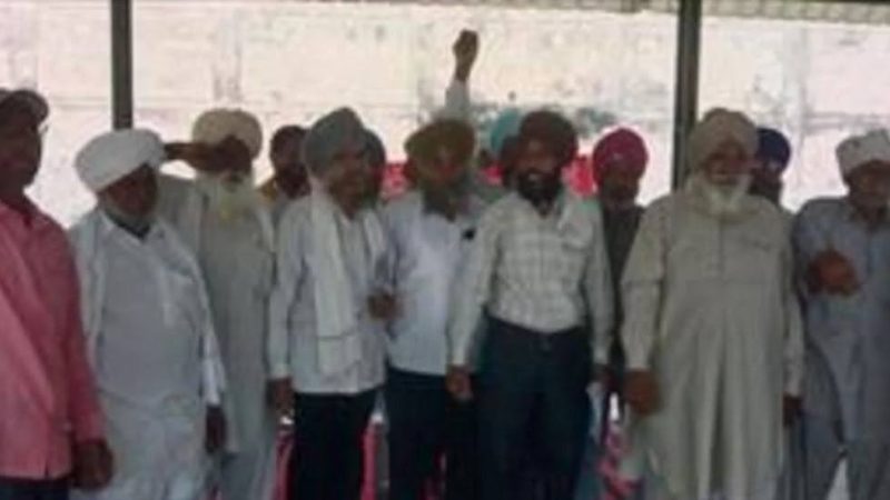 आक्रोश: गेहूं खरीद शुरू न होने पर भड़के किसान, मंडी में  प्रदर्शन  कर जताया गुस्सा