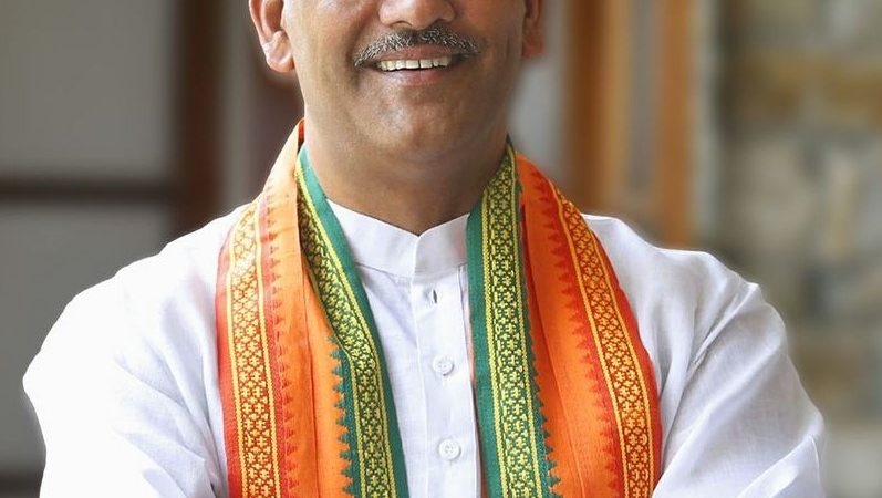 सराहना: केंद्रीय विद्यालय के पक्ष में भूमि हस्तांतरित होने पर सांसद त्रिवेंद्र सिंह रावत का सम्मान