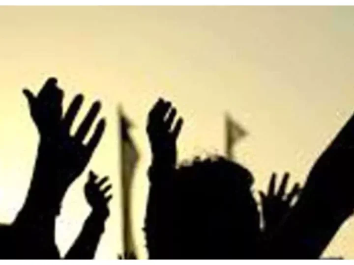 आवाज़:: निजी स्कूलों की मनमानी व फीस वृद्धि के खिलाफ अभिभावकों ने किया प्रदर्शन