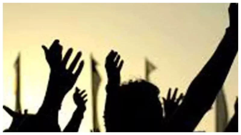 आवाज़: निजी स्कूलों की मनमानी के खिलाफ सड़कों पर उतरे लोग, रोक लगाने की मांग को लेकर किया प्रदर्शन