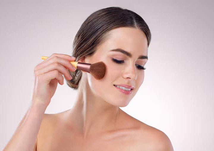 श्रृंगार: ब्लश से बढ़ जाएगी आपके गालों की लाली, इसे इस तरह करना चाहिए इस्तेमाल