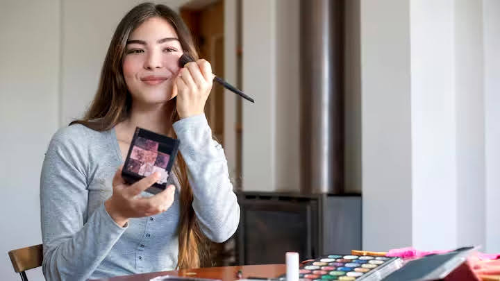 श्रृंगार: कामकाजी महिलाएं गर्मियों के दौरान इन 5 ब्यूटी टिप्स को अपनाएं, लगेंगी खूबसूरत