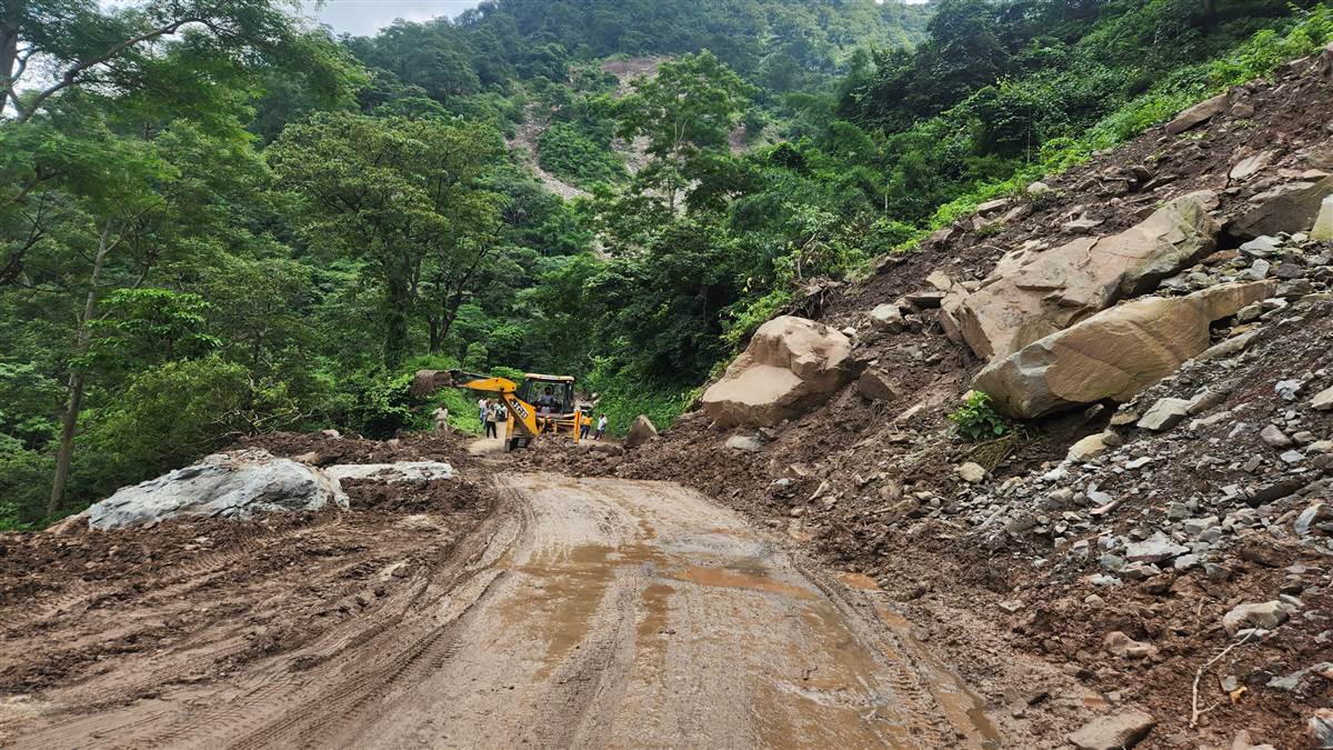आवाज़: सतपुली-चाई मार्ग पर जान जोखिम में डालकर सफर कर रहे ग्रामीण