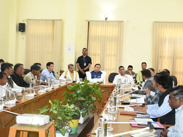 राज-काज: सर्किट हाउस में सीएम धामी ने ली उच्चस्तरीय समीक्षा बैठक, अफ़सरों को दिए जरूरी निर्देश