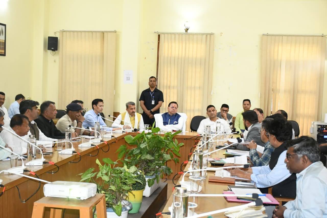 राज-काज: सर्किट हाउस में सीएम धामी ने ली उच्चस्तरीय समीक्षा बैठक, अफ़सरों को दिए जरूरी निर्देश