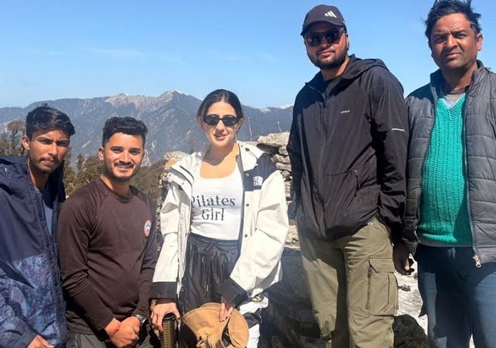 आगमन: अभिनेत्री सारा अली खान ने की पंवाली कांठा की वादियों में ट्रैकिंग, बर्फबारी का लिया आनंद