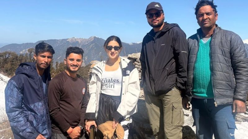 आगमन: अभिनेत्री सारा अली खान ने की पंवाली कांठा की वादियों में ट्रैकिंग, बर्फबारी का लिया आनंद