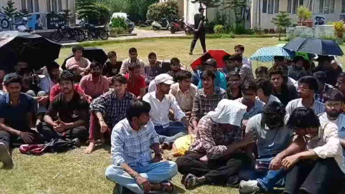 आक्रोश: अलकनंदा में बहे छात्र की तलाश में लापरवाही का आरोप, छात्रों ने एनआईटी परिसर कराया बंद 