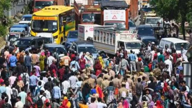 सैलरी पर संग्राम: नोएडा में पुलिस और मजदूरों की भिड़ंत, तोड़फोड़ और आगजनी; स्थिति तनावपूर्ण