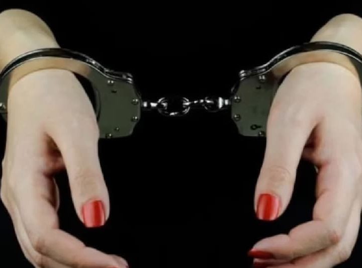 महंगा तोहफा: प्रेमी को सरप्राइज गिफ्ट देने को गर्लफ्रेंड ने शोरूम से उड़ाईं ब्रांडेड घड़ियां, दोनों पहुंचे जेल