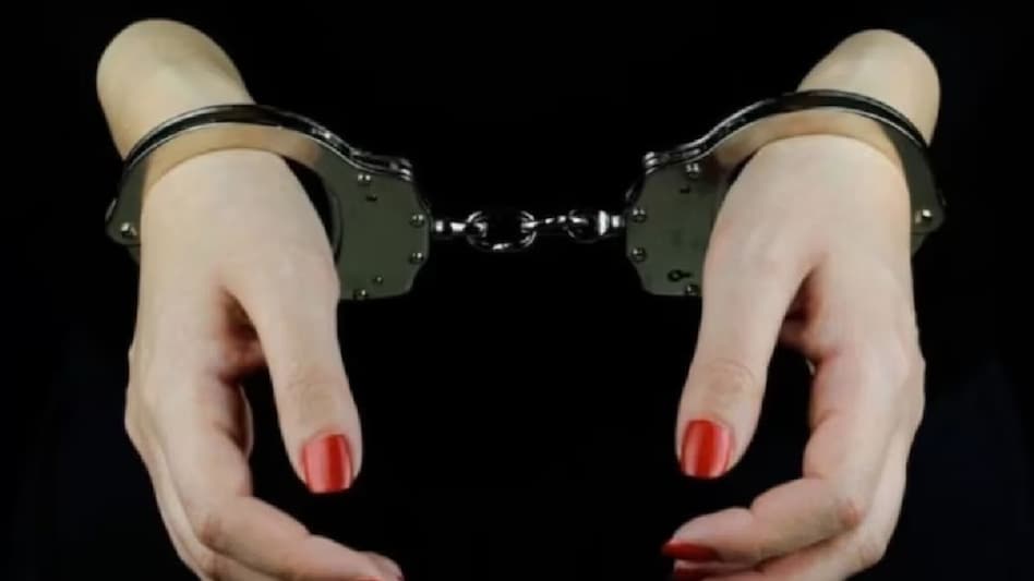 महंगा तोहफा: प्रेमी को सरप्राइज गिफ्ट देने को गर्लफ्रेंड ने शोरूम से उड़ाईं ब्रांडेड घड़ियां, दोनों पहुंचे जेल