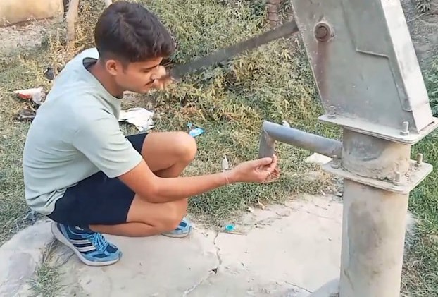 लापरवाही: रंगाई-पुताई के बाद भी गोजियाणा का हैंडपंप बेकार, पानी की जगह मिल रहे सुधार के आश्वासन 