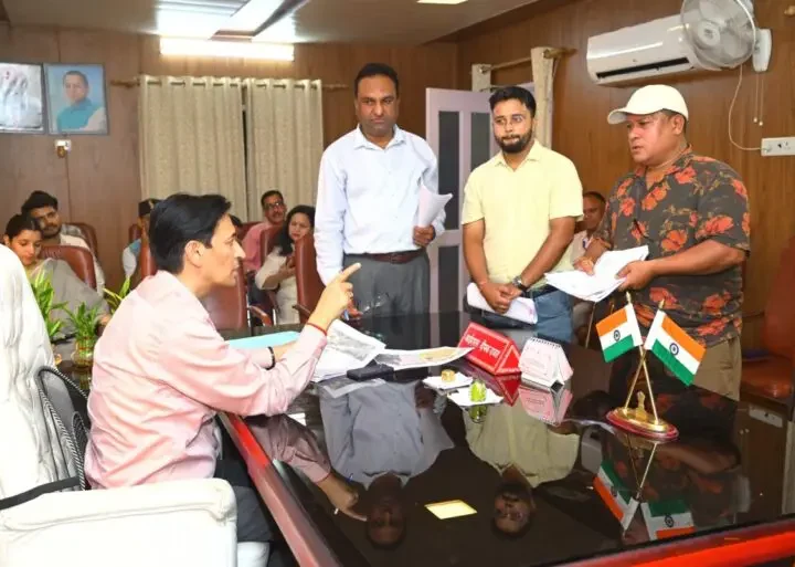 सख़्त रुख: सड़कों के गड्ढों को लेकर कमिश्नर दीपक रावत ने अधिकारियों से तलब की रिपोर्ट