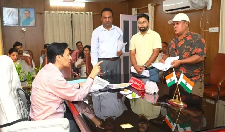 सख़्त रुख: सड़कों के गड्ढों को लेकर कमिश्नर दीपक रावत ने अधिकारियों से तलब की रिपोर्ट