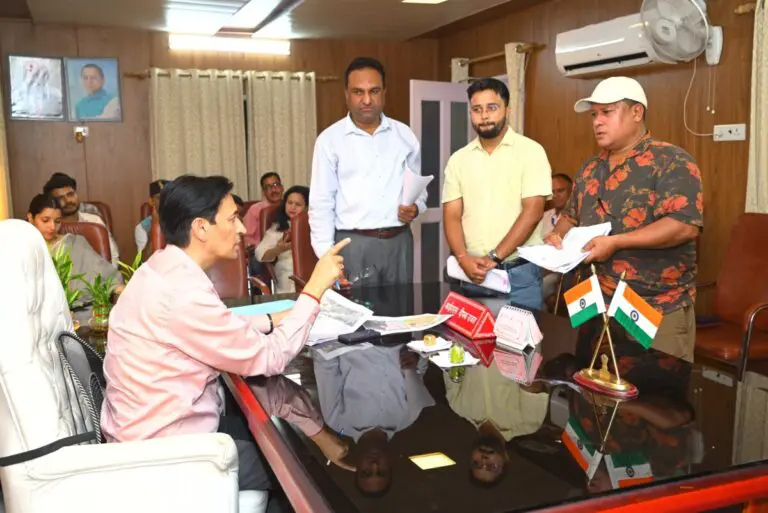 सख़्त रुख: सड़कों के गड्ढों को लेकर कमिश्नर दीपक रावत ने अधिकारियों से तलब की रिपोर्ट