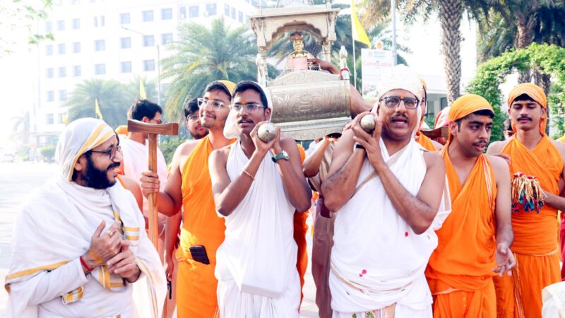 आस्था: भगवान महावीर की पालकी यात्रा में टीएमयू परिवार की आस्थामय डुबकी