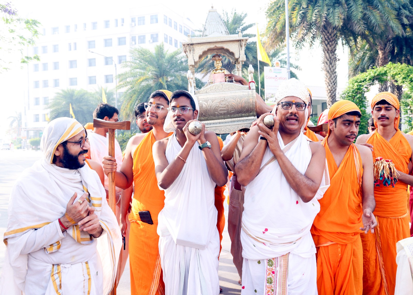 आस्था: भगवान महावीर की पालकी यात्रा में टीएमयू परिवार की आस्थामय डुबकी