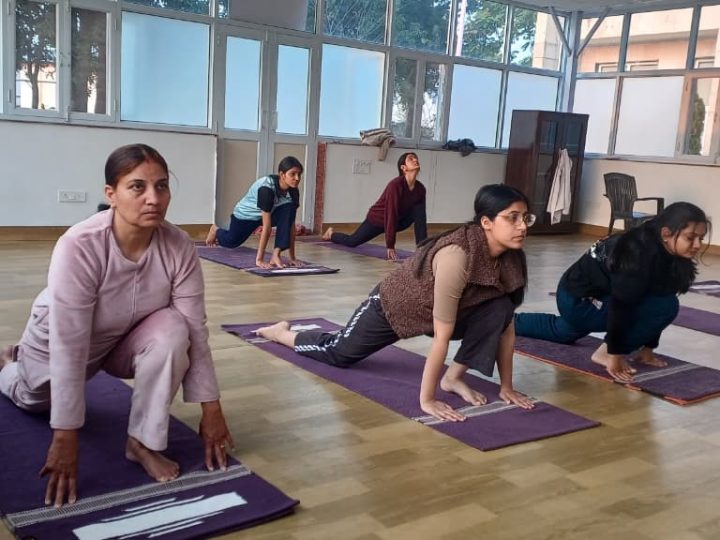 अच्छी  पहल: अस्पताल में भर्ती मरीजों को योग सिखा रहा एम्स का आयुष विभाग 