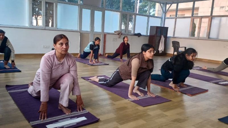 अच्छी  पहल: अस्पताल में भर्ती मरीजों को योग सिखा रहा एम्स का आयुष विभाग 