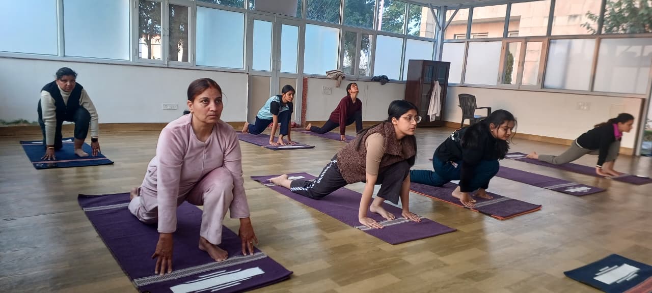 अच्छी  पहल: अस्पताल में भर्ती मरीजों को योग सिखा रहा एम्स का आयुष विभाग 