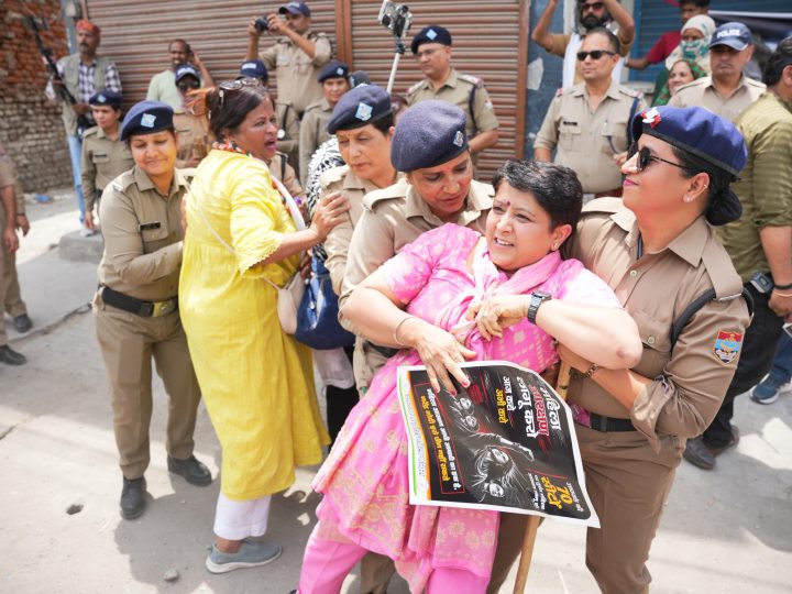 आक्रोश: महिला आरक्षण के मुद्दे पर कांग्रेस का विस कूच, पुलिस के रोकने पर हुईं धक्कामुक्की व  नारेबाजी
