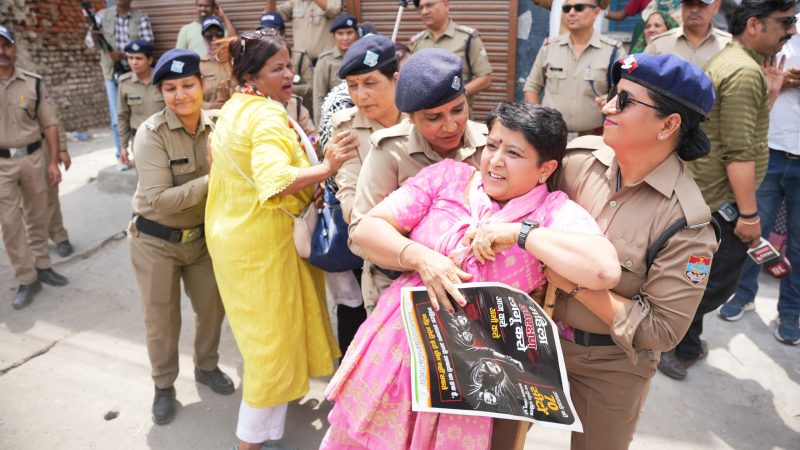 आक्रोश: महिला आरक्षण के मुद्दे पर कांग्रेस का विस कूच, पुलिस के रोकने पर हुईं धक्कामुक्की व  नारेबाजी