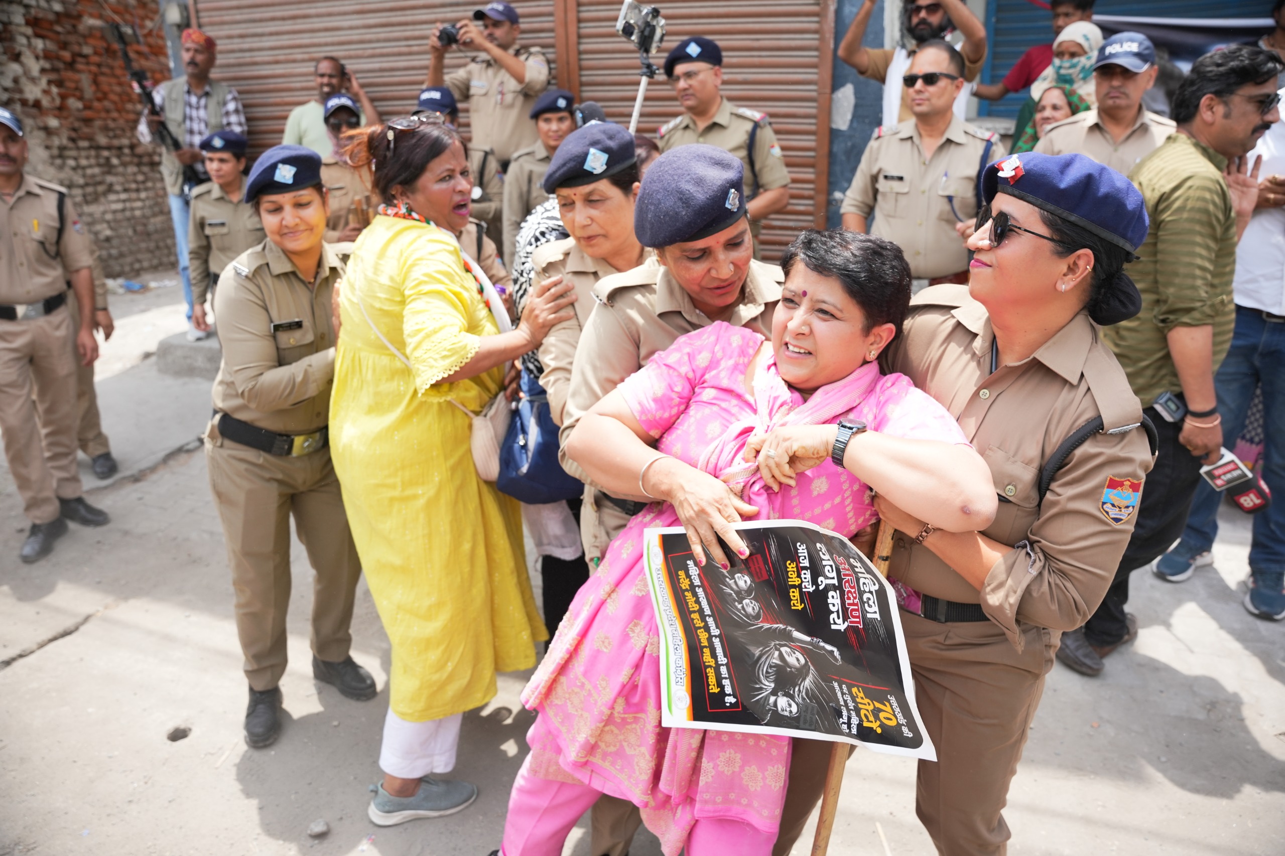 आक्रोश: महिला आरक्षण के मुद्दे पर कांग्रेस का विस कूच, पुलिस के रोकने पर हुईं धक्कामुक्की व  नारेबाजी