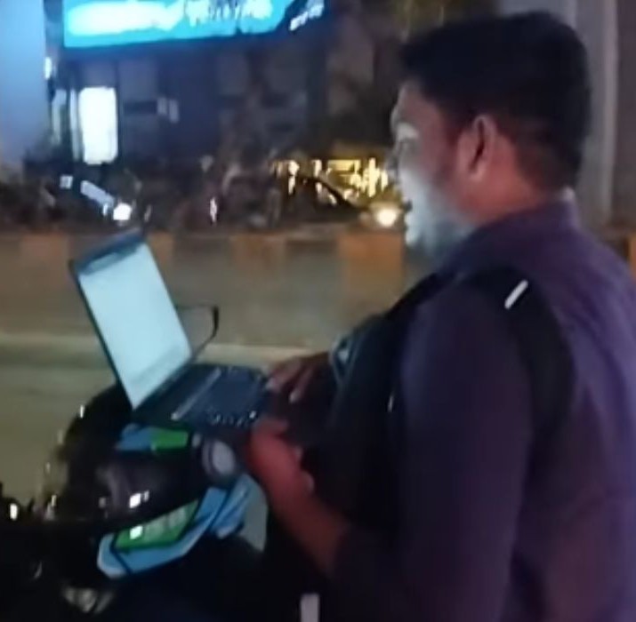 असलियत: देर रात को सड़क किनारे बाइक रोककर लैपटॉप पर काम करते युवक का वीडियो वायरल सामने आई कॉर्पोरेट कल्चर की कड़वी सच्चाई